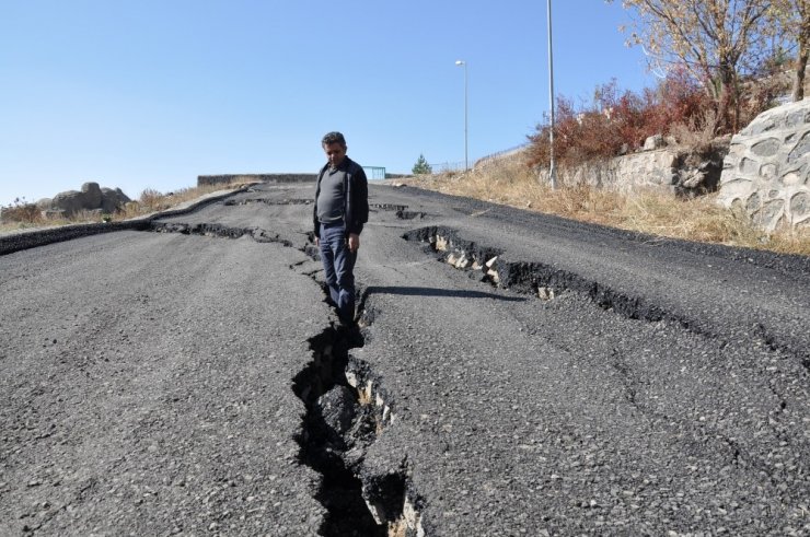 Kars’ta, Çöken Yol Trafiğe Kapatıldı