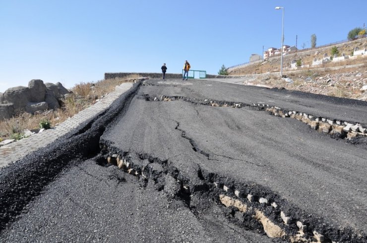 Kars’ta, Çöken Yol Trafiğe Kapatıldı