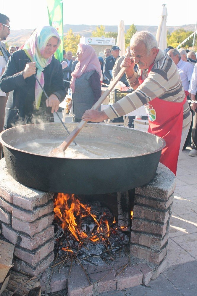 Kayseri’de ‘Kedi Bacağı’ Festivali Başladı