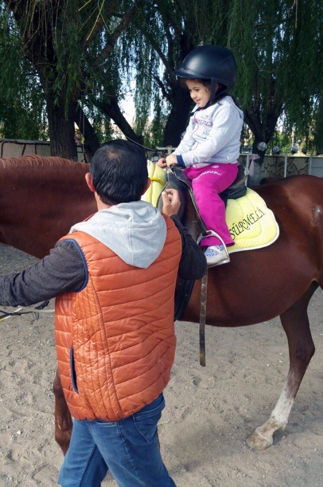 Minik Öğrenciler Ata Binmeyi Öğrendi