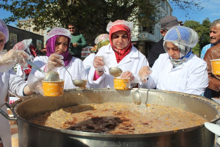 Dernekten Aşure İkramı