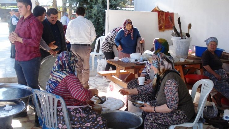 Emcelli’de Aşure Ve Pilav Hayrı