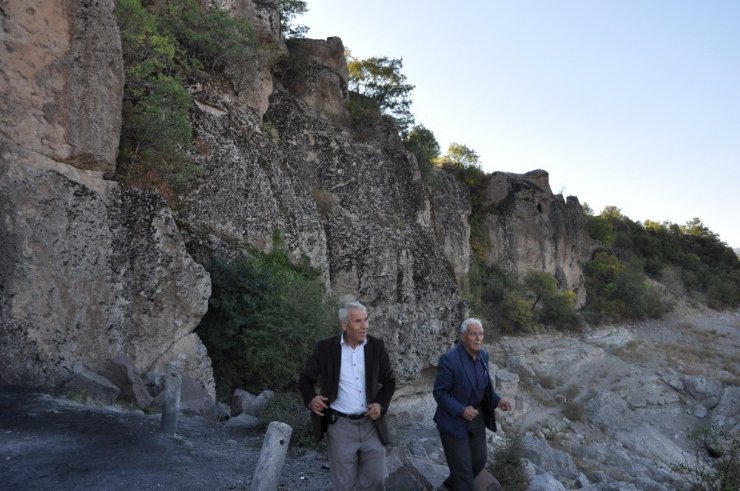 Uşak’ta 7 Bin Yıllık Kaya Mezar Ve Evler İlgi Bekliyor