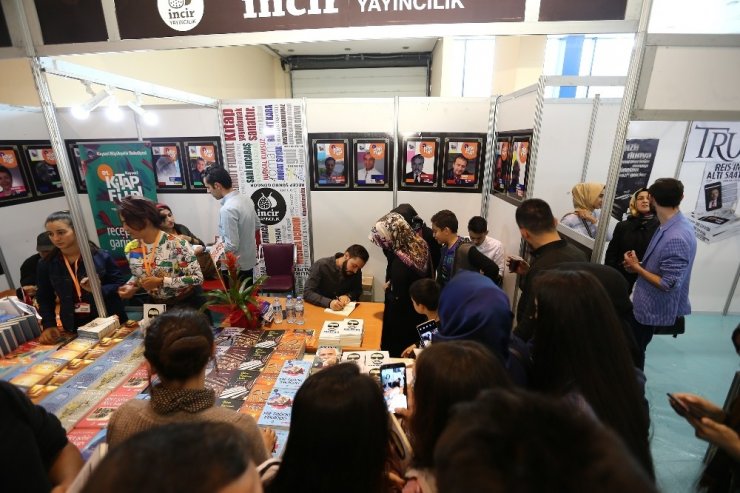 Kitap Fuarını İlk Günde 50 Bin Kişi Ziyaret Etti