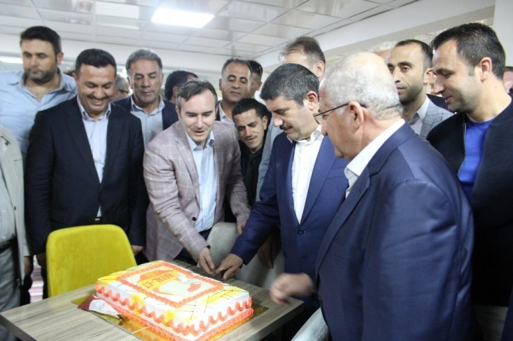 Kitap Okuyana, Çay Ve Kahve Bedava