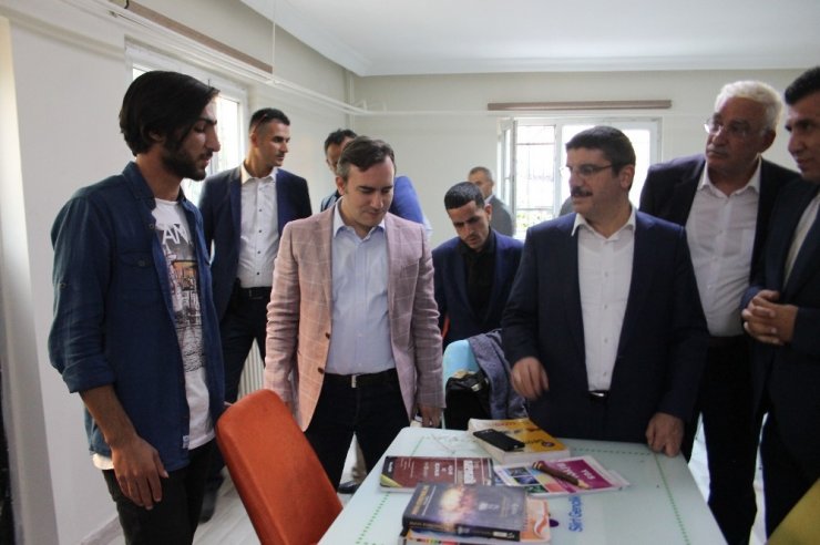 Kitap Okuyana, Çay Ve Kahve Bedava