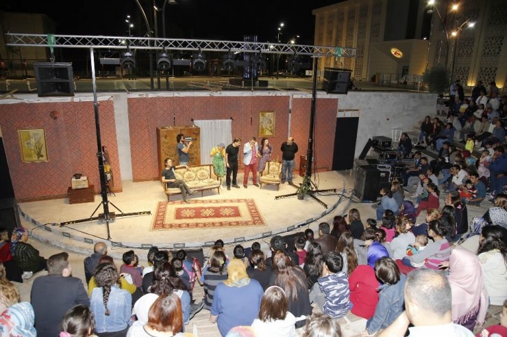 Dht, Kent Meydanını Kahkahaya Boğdu