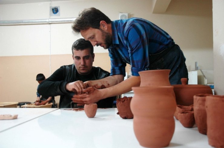 Kendisi Gibi Engellilerle Engelleri Aşıyor