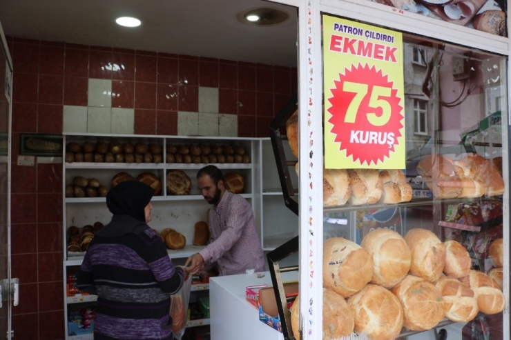 Rakiplerine Kızan Fırıncı Ekmeğin Fiyatını Yarıya İndirdi