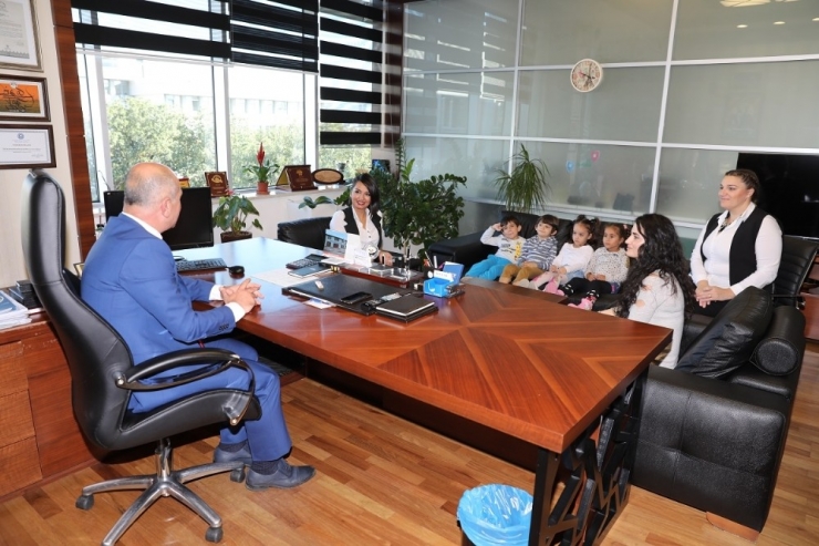 Öğrencilerde Başkan Yardımcısı İsa Taş’a Aşure İkramı