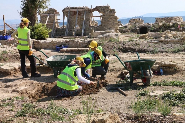 Bigalı Kalesi’nin Restorasyonu Devam Ediyor