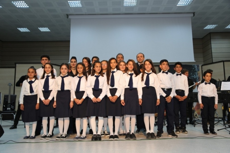 Miniklerden Dev Konser