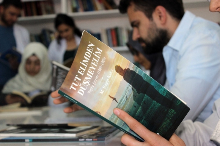 Ünlü Yönetmen İsminin Verildiği Okula Kitap Yardımı Yaptı