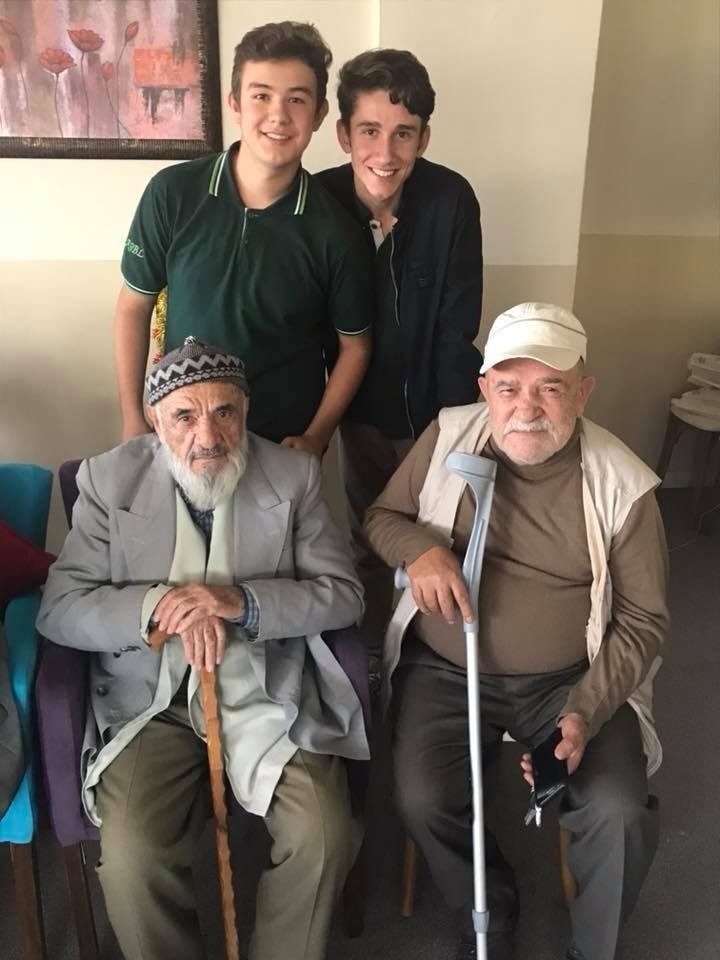 Lise Öğrencileri Yaşlıları Ziyaret Etti