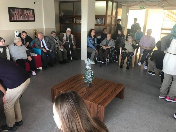 Lise Öğrencileri Yaşlıları Ziyaret Etti