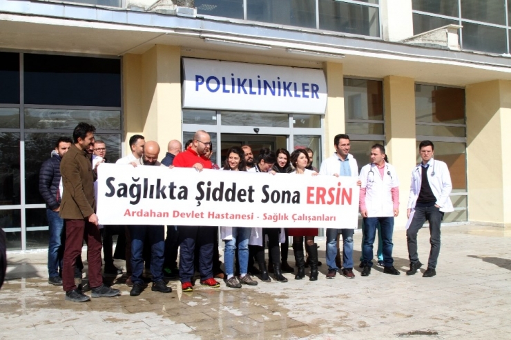 Ardahan’da Doktorlar İsyan Etti