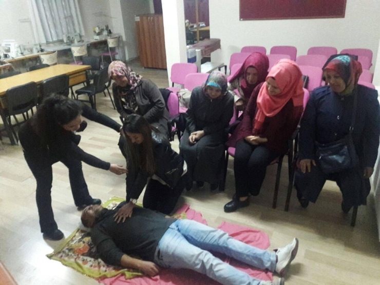 Çocuklarını Okula Gönderip, Kursa Gidiyorlar