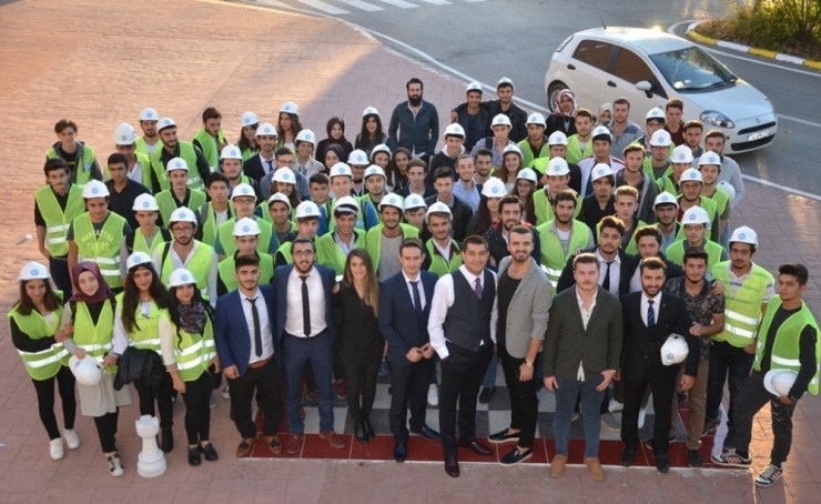 Genç Mühendisler İlk Baretlerini Taktı