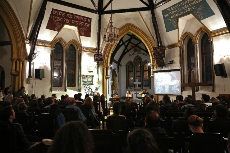 Ünlü Yazarın Eserlerine Farklı Yorum