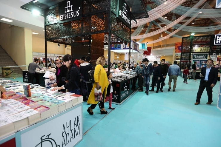 Kitap Fuarı’na 4 Günde 220 Bin Ziyaretçi