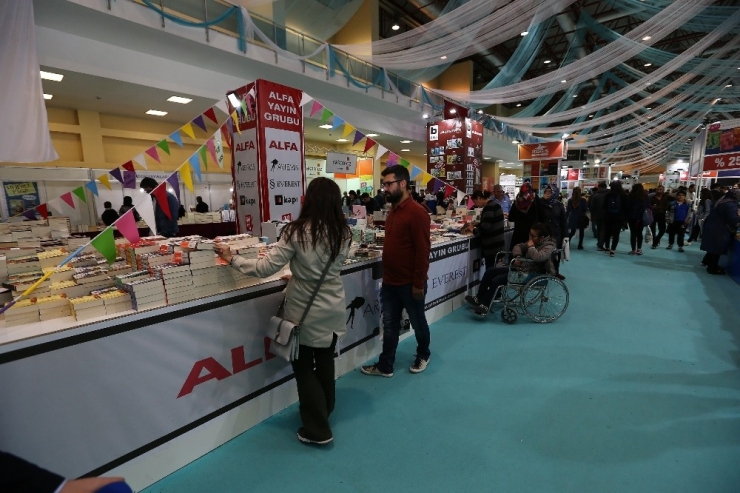 Kitap Fuarı’na 4 Günde 220 Bin Ziyaretçi