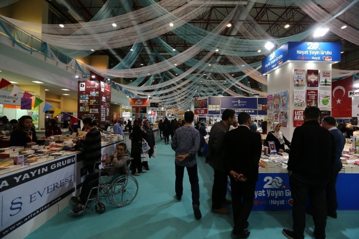 Kitap Fuarı’na 4 Günde 220 Bin Ziyaretçi