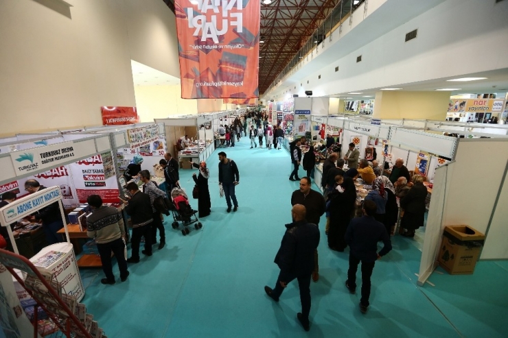 Kitap Fuarı’na 4 Günde 220 Bin Ziyaretçi