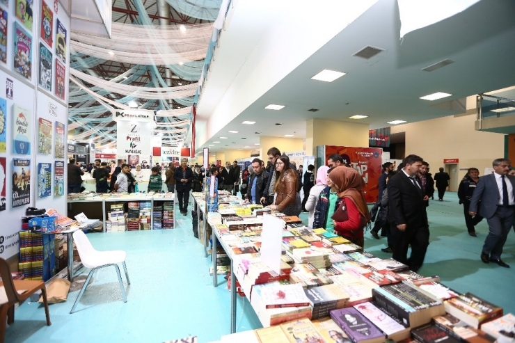 Kitap Fuarı’na 4 Günde 220 Bin Ziyaretçi