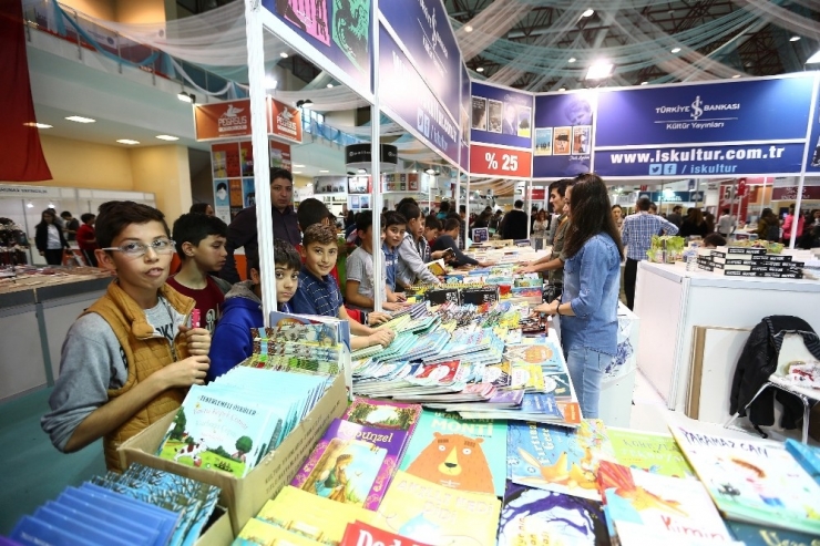 Kitap Fuarı’na 4 Günde 220 Bin Ziyaretçi