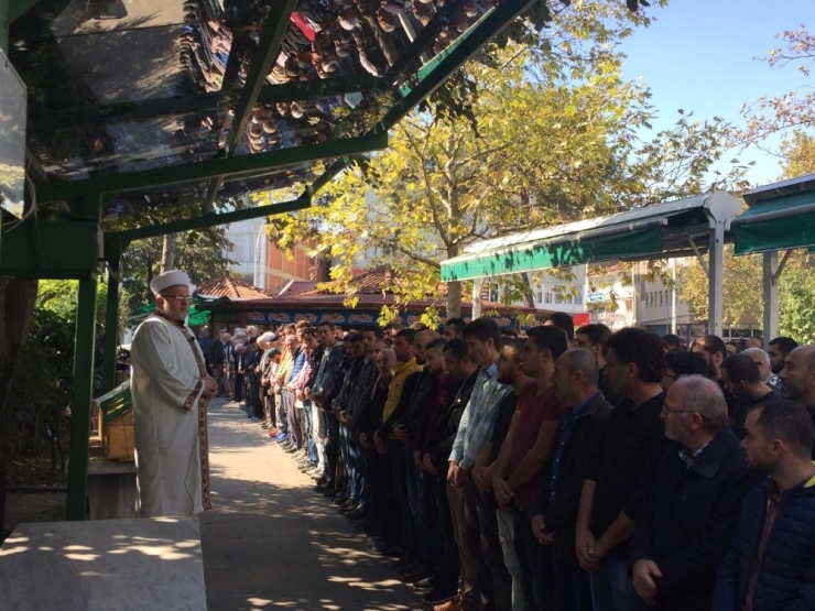 Sakarya’da Trafik Kazasında Ölen 3 Kişi Son Yolculuğuna Uğurlandı