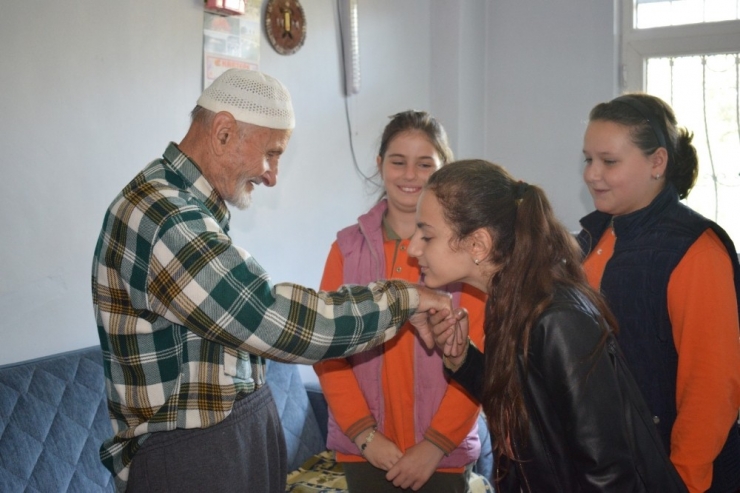 Kartepe’li Çocuklardan Büyüklerine Ziyaret