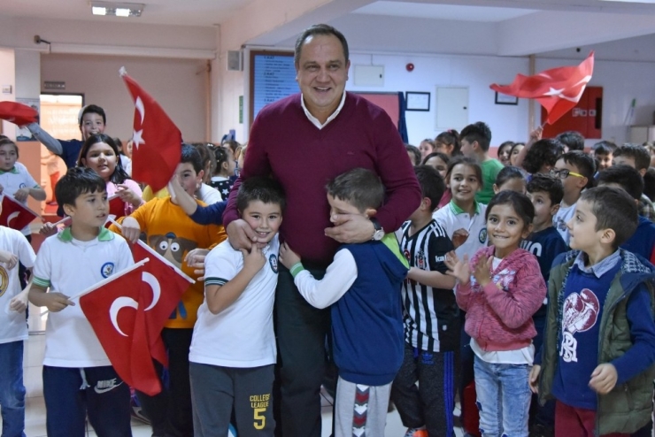 Minik Öğrencilerden Başkan Aksu’ya Sevgi Seli