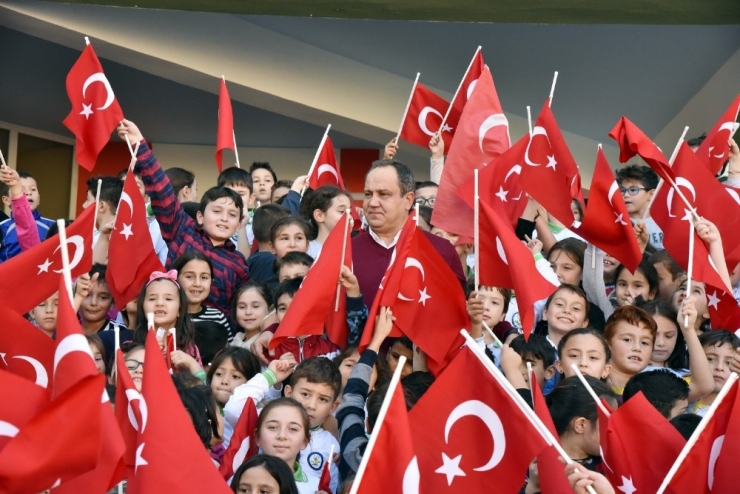 Minik Öğrencilerden Başkan Aksu’ya Sevgi Seli