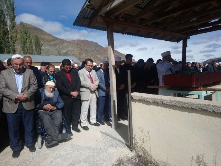 Müftü Çelik, Annesinin Cenazesini Kıldırdı