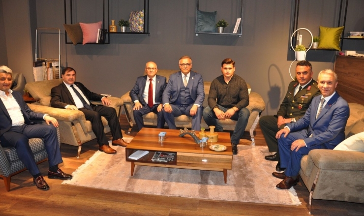 Şampiyon Güreşçiye Mobilya