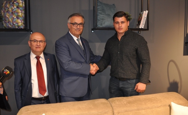 Şampiyon Güreşçiye Mobilya