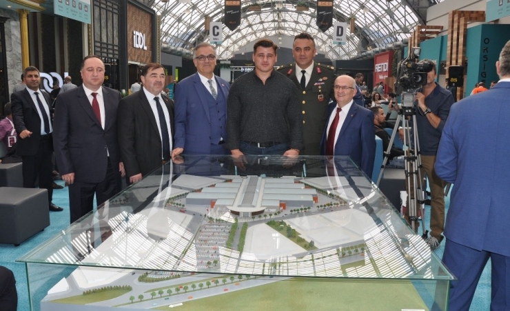 Şampiyon Güreşçiye Mobilya