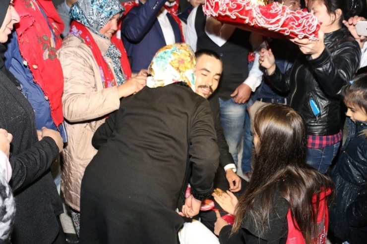 Seyitgazi Ak Parti Kadın Kolları Yöneticileri Askere Gidecek Gençleri Yalnız Bırakmadı