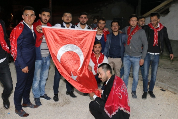 Seyitgazi Ak Parti Kadın Kolları Yöneticileri Askere Gidecek Gençleri Yalnız Bırakmadı