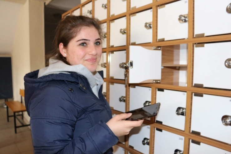 Bu Okulda “Telefonlar Dolapta, Dikkatler Derste”