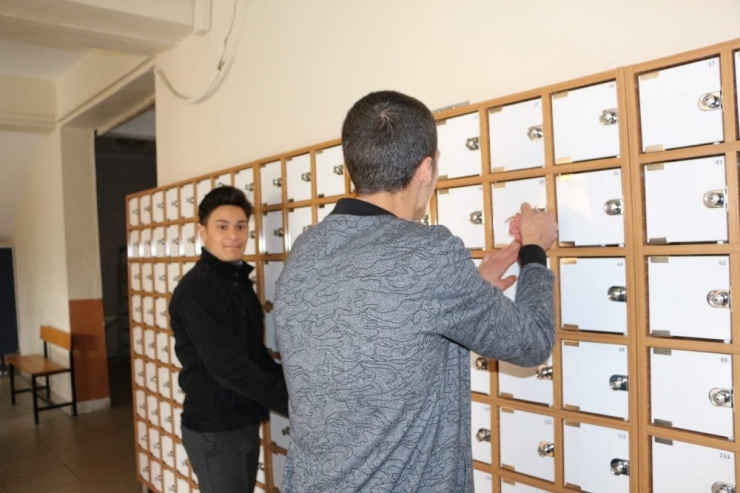 Bu Okulda “Telefonlar Dolapta, Dikkatler Derste”