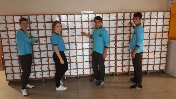Bu Okulda “Telefonlar Dolapta, Dikkatler Derste”