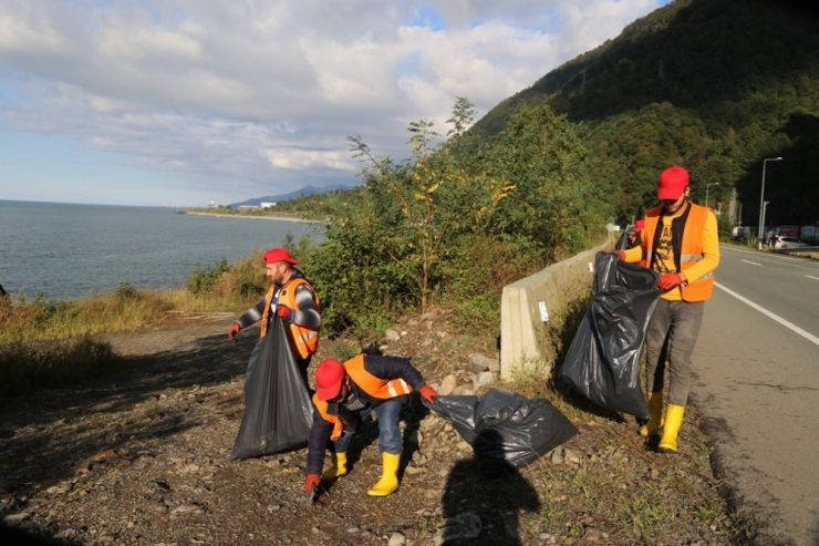 Sarp Sınır Kapısı’na Giden Yol Çöpten Temizlendi