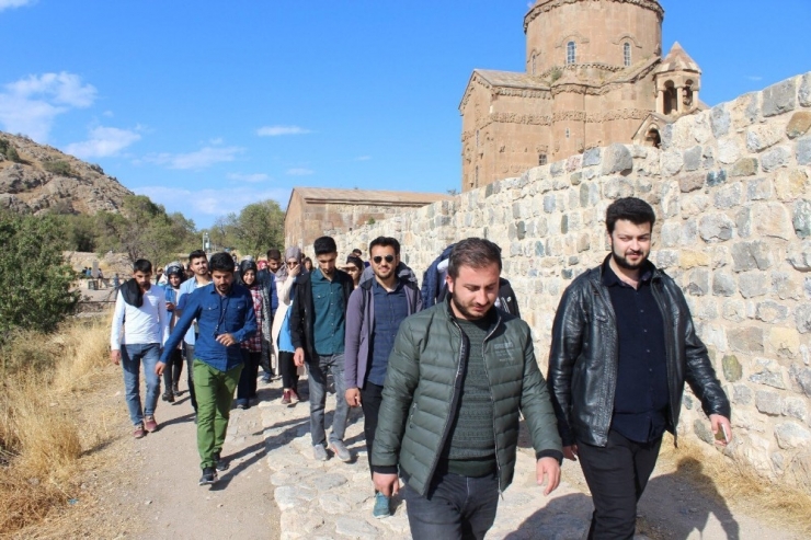 Üniversite Öğrencileri ‘Mavi Tur Ve Akdamar Adası’ Gezisi