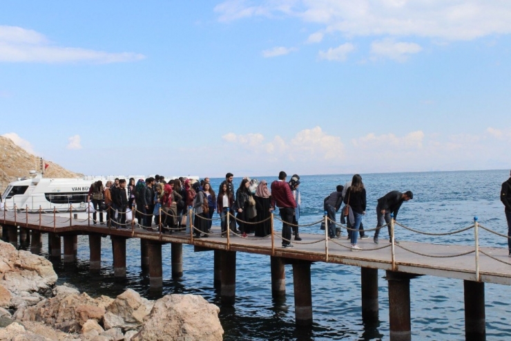 Üniversite Öğrencileri ‘Mavi Tur Ve Akdamar Adası’ Gezisi