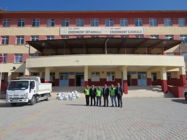 Edremit Belediyesinden Okullara Malzeme Desteği