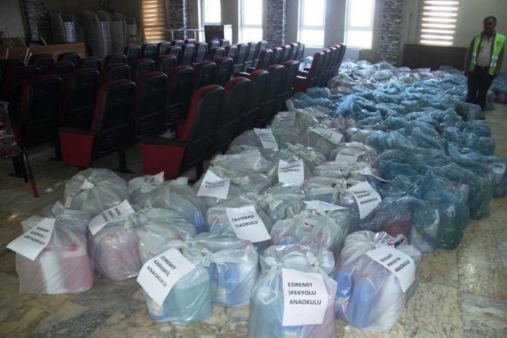 Edremit Belediyesinden Okullara Malzeme Desteği