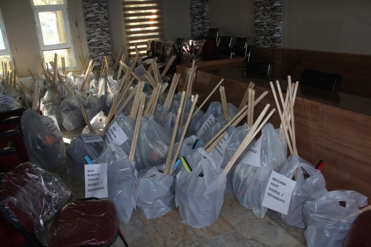 Edremit Belediyesinden Okullara Malzeme Desteği