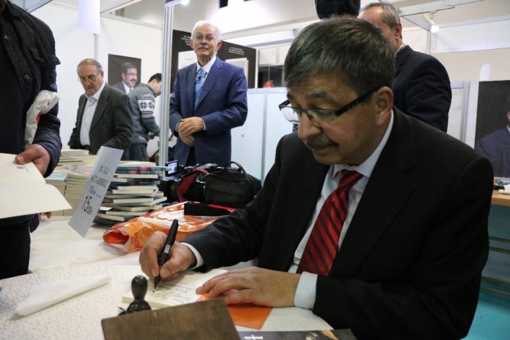 Yazar Hayati İnanç: “Kayseri’de Çok Büyük Bir İlgiyle Karşılandım”