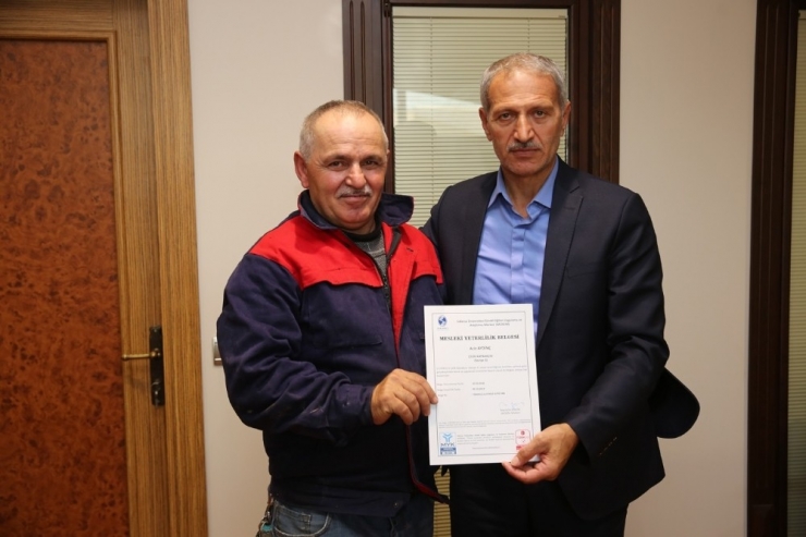 Kursiyerler, Sertifikalarını Başkan Dişli’nin Elinden Aldı